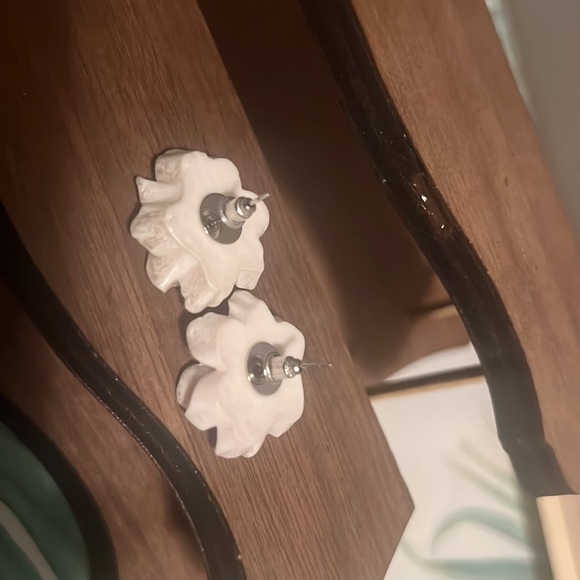 Cream Camellia Earrings in Resin - Picture 7 of 8